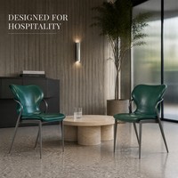 Chaise de salle à manger moderne aspect cuir vert, assise et dossier intégrés avec accoudoirs à boucles, pieds en métal gris pour restaurant