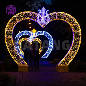 Las calles comerciales parecen más atractivas con luces repetidas en los arcos, diseñadas para rutas estacionales y multitudes nocturnas. - Product Image 2