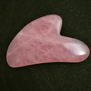 Strumento gua sha a forma di cuore a forma di cuore di quarzo rosa in oro gua sha
