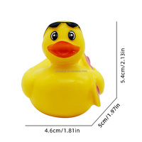 Jouets de bain en PVC personnalisés avec logo, lot de 5 cm, planche de surf rose de 2 pouces et canard de bain jaune avec fonction couineuse, canards en caoutchouc en gros