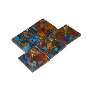 Pyramide de Guérison Feng Shui pour Bébé, en Agate Sculptée avec Pierres Chakra, Orgone Gravé, Style Amour, Objet d'Art de Collection - Product Image 1