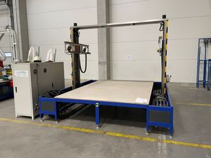 Précision de découpe maximale : notre machine de découpe de mousse <span class=keywords><strong>EPS</strong></span> haute vitesse, contrôlée par PLC, robuste, avec pompe à moteur pour une découpe propre. - Product Image 2