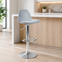 Tabouret de bar moderne en plastique gris avec dossier incurvé, hauteur réglable, base pivotante chromée pour îlot de cuisine