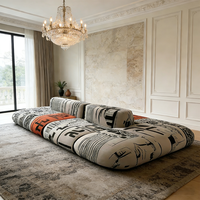 Canapé modulaire moderne style graffiti : imprimé noir et blanc avec accent orange pour salon contemporain