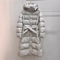 Nouvelle veste longue ajustée pour femme, collection automne/hiver, avec capuche, ceinture cintrée, en fibre de polyester et duvet de canard blanc, pour l'export.