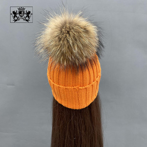 Janefur Bonnet Unisexe Personnalisé pour Adulte avec Pompons Amovibles en <span class=keywords><strong>Fourrure</strong></span> de Raton Laveur, Bonnets Tricotés pour Femme - Product Image 2