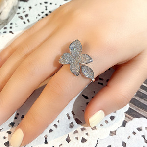 Anello Aperto con Fiore Scintillante per Donne, Gioiello Elegante e alla Moda - Product Image 2
