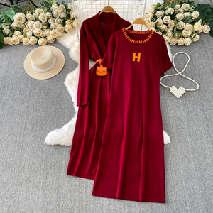 Conjunto Chic de Dos Piezas para Mujer: Cárdigan Largo de Punto con Bloques de Color y Vestido con Letras, Ajustado a la Cintura - Product Image 3