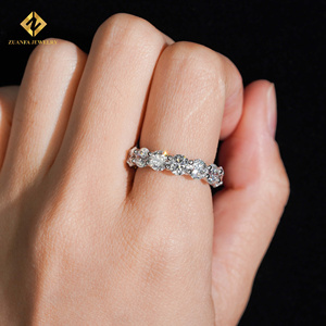 Anillo de Eternidad de Lujo con una Hilera de Diamantes de Laboratorio de 5MM, Chapado en Rodio S925, Forma Redonda, Certificado IGI - Product Image 2