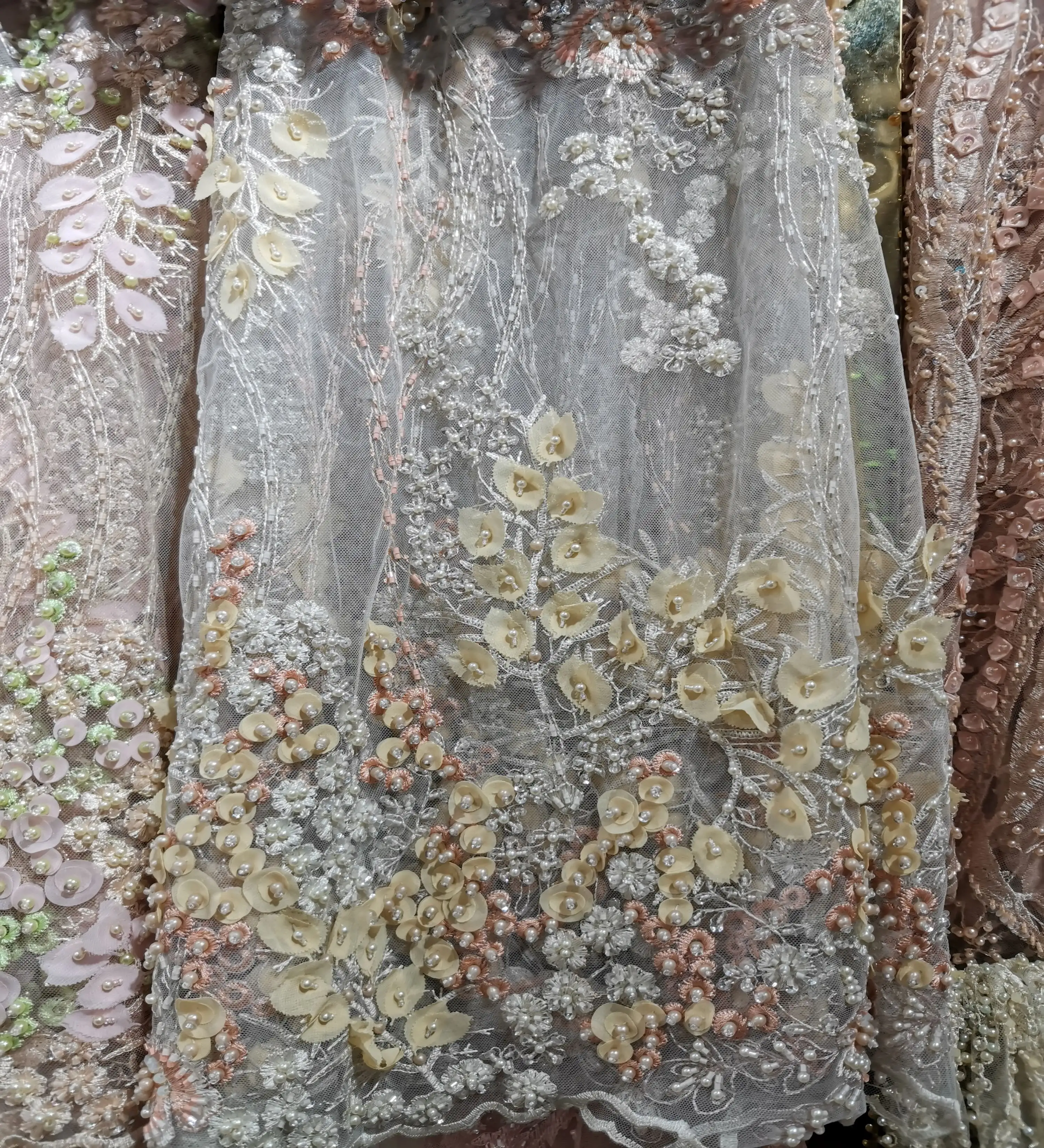 Различные типы персонализированных бисерных кристаллов Золотая свадебная украшенная Тюлевая ткань