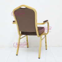 Chaise de banquet empilable en métal doré avec accoudoirs, siège rembourré en velours, pour mariage, salle à manger, hôtel et événements – Vente en gros