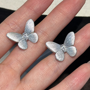 Pendientes de Plata de Ley S925 con Diseño de Mariposa de Estilo Antiguo, Acabado Cepillado Vintage Elegante, Corte Princesa de Diamante de Moda - Product Image 4