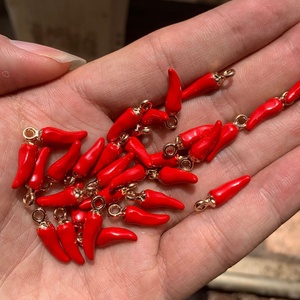 Divertidos Dijes de Chiles Rojos para Niños, Hipoalergénicos, Unisex, de Latón Chapado en Oro, Accesorios de Joyería DIY para Pendientes y Colgantes - Product Image 1