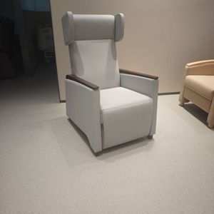 Silla reclinable de hospital con reposabrazos de madera maciza para uso en infusión ambulatoria, modelo 9609 - Product Image 4