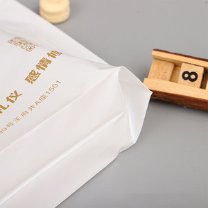 Bolsas <span class=keywords><strong>de</strong></span> compras <span class=keywords><strong>de</strong></span> plástico blanco con diseño dorado personalizado con asa dorada para ir <span class=keywords><strong>de</strong></span> compras - Product Image 6