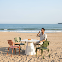 Chaise d'extérieur empilable moderne en alliage d'aluminium avec design à panneaux et logo par transfert d'eau pour la restauration et les locations événementielles (hôtels et parcs)