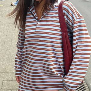 เสื้อยืดรักบี้คอวีลายทางผ้าฝ้าย 100% หนัก 280 GSM แขนยาว ทรงหลวม สไตล์สตรีทแวร์ ยูนิเซ็กซ์ รับผลิตแบบ OEM เสื้อยืดผู้ชาย - Product Image 2