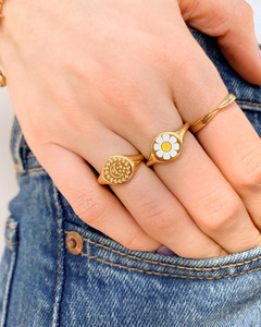 Anillo de Sello Vintage con Símbolo Solar Grabado, Chapado en Oro PVD de 18K, Hipoalergénico, de Acero Inoxidable, Apilable, Decorativo - Product Image 4