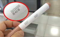 Machine de marquage laser pour l'alimentation et le positionnement automatiques des crayons à sourcils, équipement de codage de date et de lot par positionnement rotatif pour stylos cosmétiques PLT