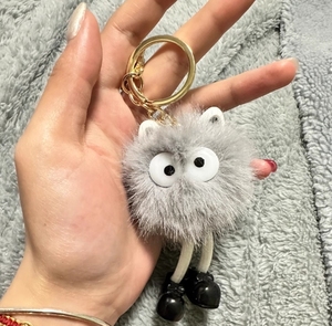 Porte-clés en peluche mignon de dessin animé, pendentif boule de charbon, petit cadeau, accessoires de porte-clés de voiture, porte-clés en peluche - Product Image 3