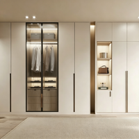 Armoire intégrée sur mesure pour toute la maison, du sol au plafond, avec vitrine en verre cannelé, rangement de chambre