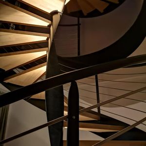 DB woodentread บันไดเกลียวกับกรอบโลหะและรางสาย: ฟิวชั่นของการออกแบบที่ทันสมัยและฟังก์ชั่น - Product Image 4