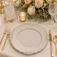 Assiettes rondes de mariage avec bordure dorée ou argentée pour les centres de table de réception de mariage