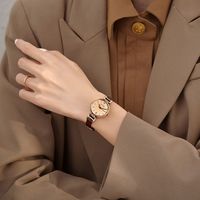 Jam tangan quartz wanita INS bernilai tinggi, mewah, bergaya Inggris, dengan dial kecil.