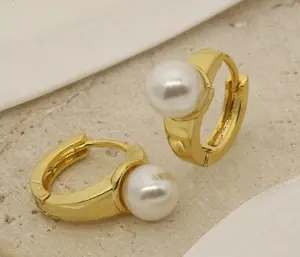 时尚设计手把珍珠底座耳环金色填充设计师圈形耳环