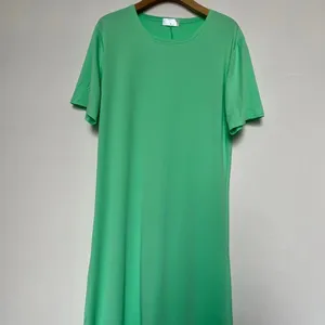 衣服在庫たくさん夏の女性マルチカラードレス半袖プレーンTシャツドレスカジュアルロングドレス