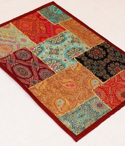 Brocade Saree Patch Tapis de table à manger Fait à la main Moderne Minimaliste Conception personnalisée Multicolore Respectueux de l'environnement - Product Image 4