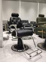 Fauteuil de barbier pliable en cuir synthétique noir, robuste, avec pompe hydraulique et repose-pieds réglable, pour salon commercial.