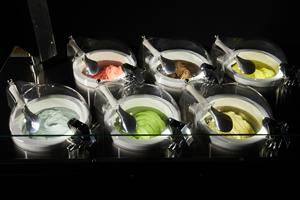 Machine à glaces et sorbets professionnelle Miles Galaxy Pro V6 à 6 pots, en acier inoxydable, système anti-buée, 750 coupes, sur pied - Product Image 3