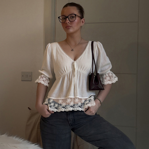 Haut peplum bohème blanc avec insert en dentelle, chemisier à col en V et manches bouffantes à nouer devant, chemise décontractée d'été pour la plage pour femme - Product Image 6