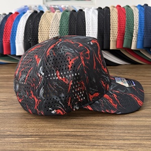 Gorra de Golf Personalizada con Camuflaje Rojo y Negro, Diseño de Remolino Líquido, Impresión Digital Impermeable, 5 Paneles, Perforaciones Láser, Visera Curva Transpirable para Hombre - Product Image 5