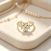 Bague en acier inoxydable avec zircon et trèfle à quatre feuilles, design de luxe ouvert, bague élégante personnalisée pour femme avec pierres précieuses.