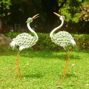 2 Pièces Statues de Grue à Fleurs en Métal Support de Hérons Verts Décorations de Jardin Colorées pour l'Extérieur Matériaux Durables pour l'Accent Mural - Product Image 1