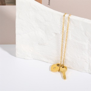 Nouveau collier pour femme en acier inoxydable avec breloque clé et chaîne à maillons, idéal pour un style décontracté ou sportif, parfait pour un anniversaire - Product Image 1