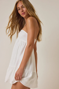 Vestido midi blanco sin tirantes con detalle fruncido y dobladillo en capas, corte holgado, informal, de verano, de algodón tejido. - Product Image 4