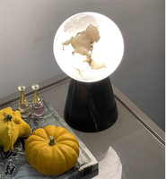 Lampe de table Creative Planet en marbre noir Marquina, lampe conique avec sphère en albâtre espagnol rétroéclairée