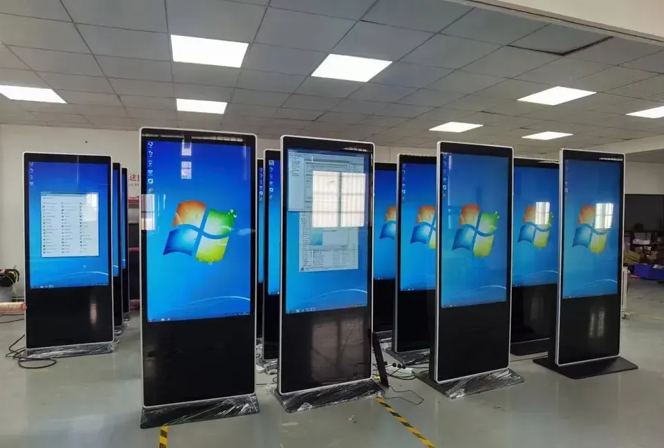 55 Inch Indoor Touchscreen Lcd-Reclame Totem Kiosk Cms Software Led Display Digitale Bewegwijzering En Displays