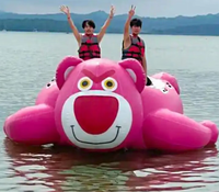 Bateau flottant gonflable géant en forme d'ours fraise pour les jeux aquatiques en plein air et les attractions lacustres