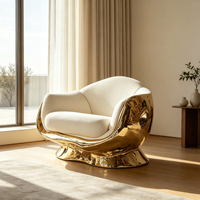 Fauteuil lounge en fibre de verre plaqué or, rembourré en tissu, avec accoudoirs courbes, pour la décoration de villas, d'hôtels et de halls d'entrée.