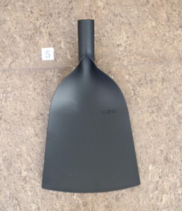 พลั่วตักดินแบบด้ามยาว ยี่ห้อ LAMPA สำหรับทำสวนและทำฟาร์ม - Product Image 3