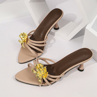 Nouvelles Sandales Élégantes à Talons Mi-Hauts pour Femmes 2026, Tendance et Sexy, à Bout Ouvert avec Décoration Florale Métallique