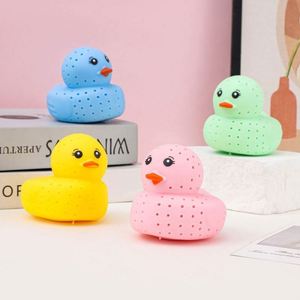 Lindo Patito de Juguete para Apretar con Orificios para Jugar con Agua y Aliviar el Estrés, Juguete Infantil para Interiores - Product Image 2