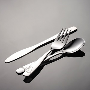 Juego <span class=keywords><strong>de</strong></span> 3 Piezas <span class=keywords><strong>de</strong></span> Vajilla Infantil con Grabado <span class=keywords><strong>de</strong></span> Dinosaurios, Acero Inoxidable 304, Cuchillo, Tenedor y Cuchara Seguros <span class=keywords><strong>para</strong></span> Niños Pequeños - Product Image 2