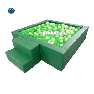 हरे रंग बच्चा फोम नरम खेल का मैदान खेल क्षेत्र 7X7 पैर वर्ग स्लाइड और सीढ़ी के साथ गेंद गड्ढे