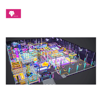 Aire de jeux intérieure sur mesure sur le thème cyberpunk avec trampoline, labyrinthe, piscine à balles, toboggan et parcours d'obstacles ninja