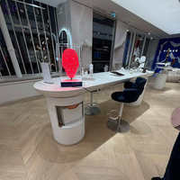 Table en surface solide personnalisable pour une utilisation polyvalente, présentoir de magasin de luxe, bureau de PDG, îlot de cuisine, table longue